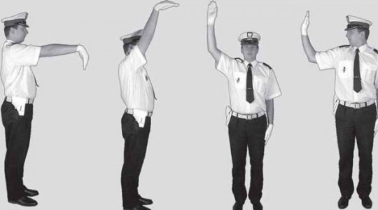 Pozycje i gesty wydawane przez policjanta na skrzyżowaniu.